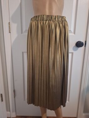 Francesca's Collections Metallic Gold Pleated Midi Skirt